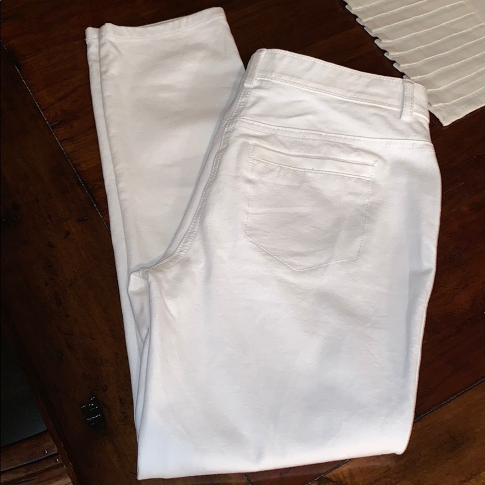 Like new Chicos Soslimming pants Offers welcomed🌹